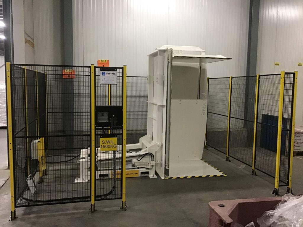 Palletwisselaar om palletten met ladingen te kantelen over 95°.